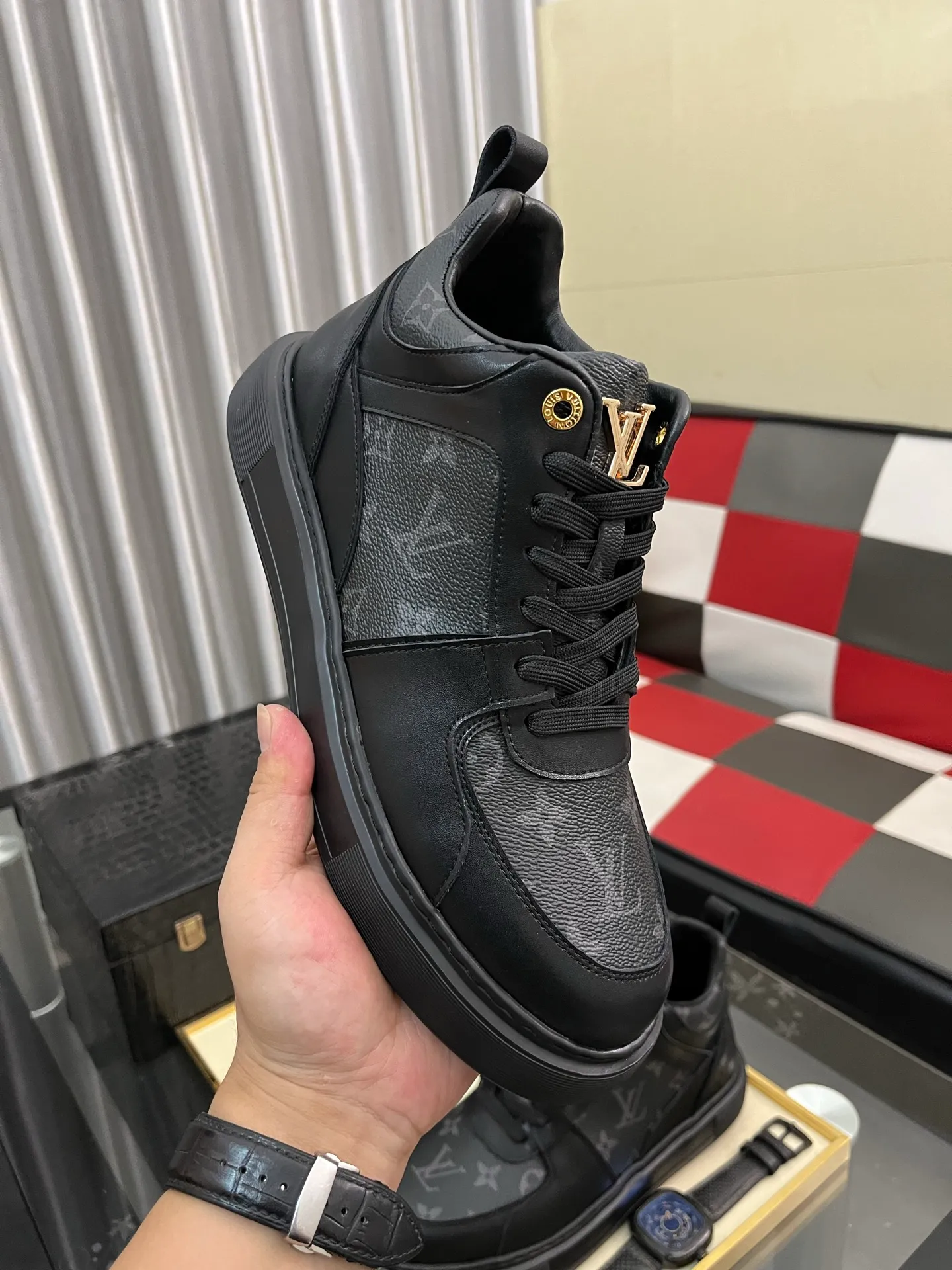 Men's shoes 💰458⌚️⌚️《Louis vuitton/LV Louis Vuitton》original quality.~ Unique modern style sneakers. 🏃A must-have casual shoe for trendy men😍😍 Original brand imported from Italy, imported original leather, cowhide lining (refuses to discolor and grind feet) sole: original sole provided by the original factory, French lazy style design ⚠️Fit to the feet, original quality, super comfortable original sole. Code number: 38-442️⃣Colors available